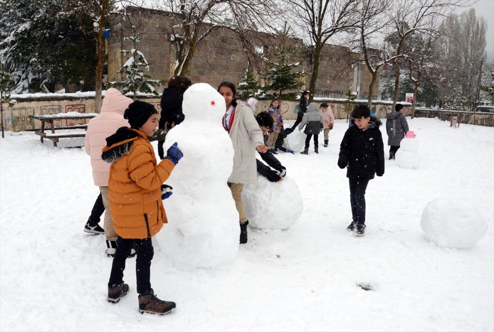 Kar kalınlığının 20 santimetreye ulaştığı Sarıkamış'ta "Kardan Adam Yarışması" düzenlendi