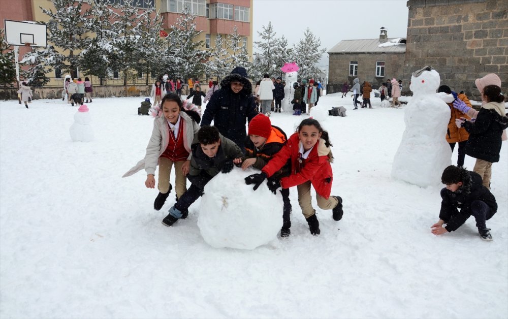 Kar kalınlığının 20 santimetreye ulaştığı Sarıkamış'ta "Kardan Adam Yarışması" düzenlendi