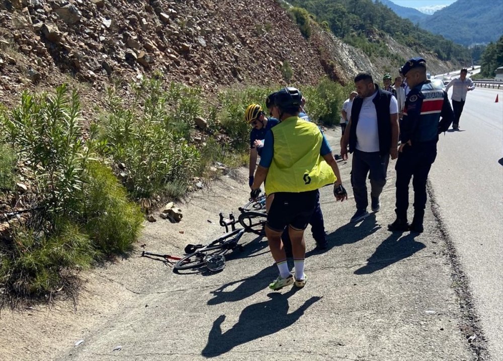 Fethiye'de otomobilin çarptığı 3 bisikletli yaralandı