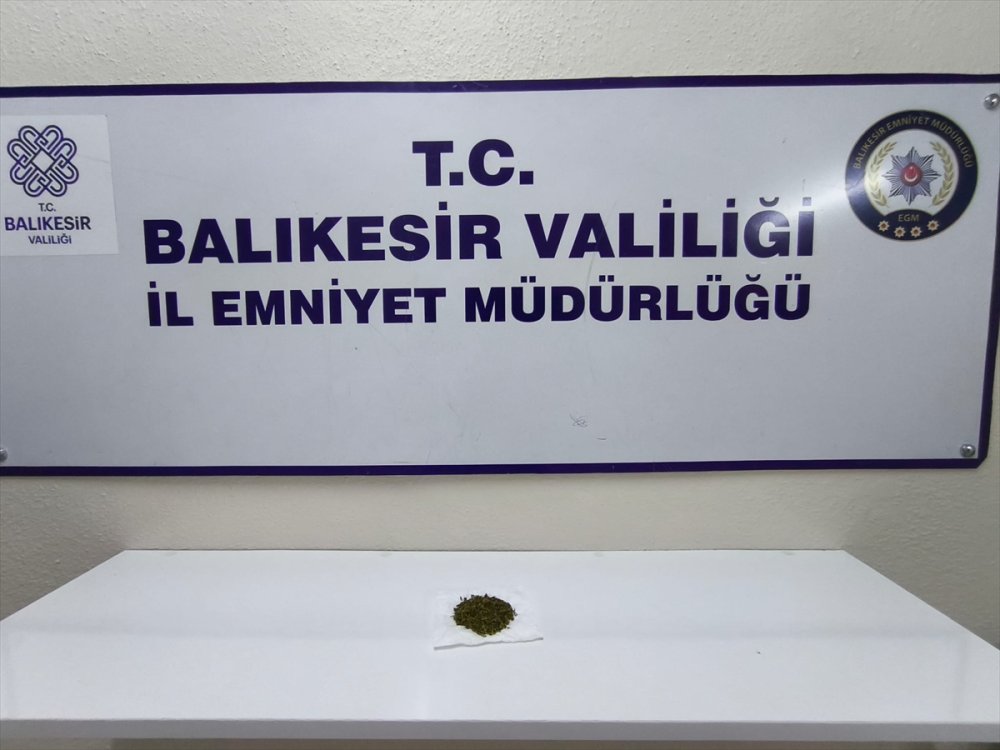 Balıkesir'in Edremit ilçesinde rutin asayiş ve trafik uygulamasında 4 şüpheli yakalandı