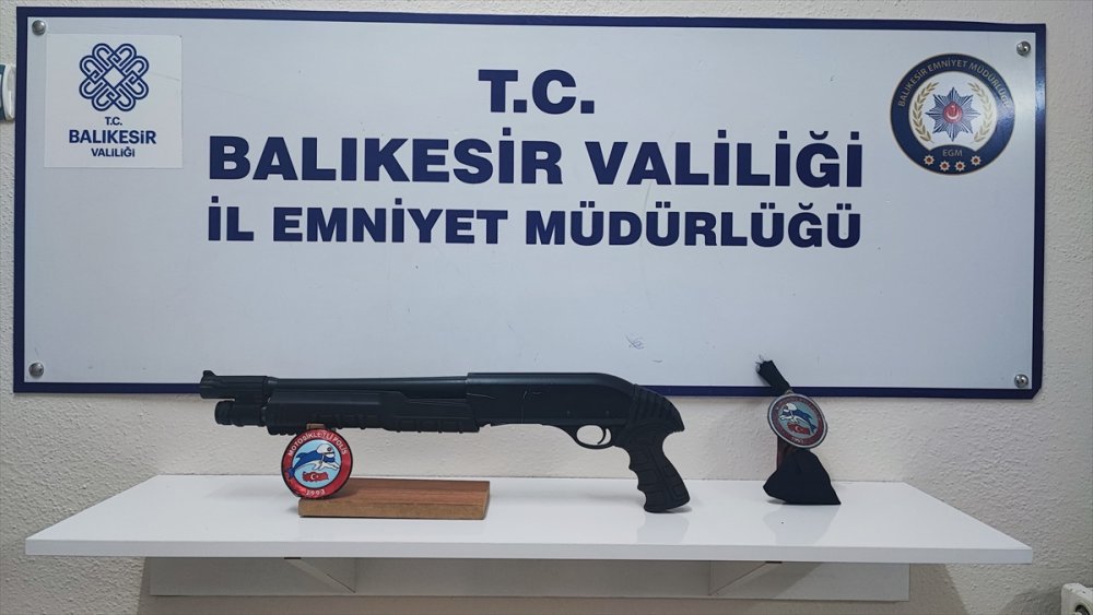 Balıkesir'in Edremit ilçesinde rutin asayiş ve trafik uygulamasında 4 şüpheli yakalandı