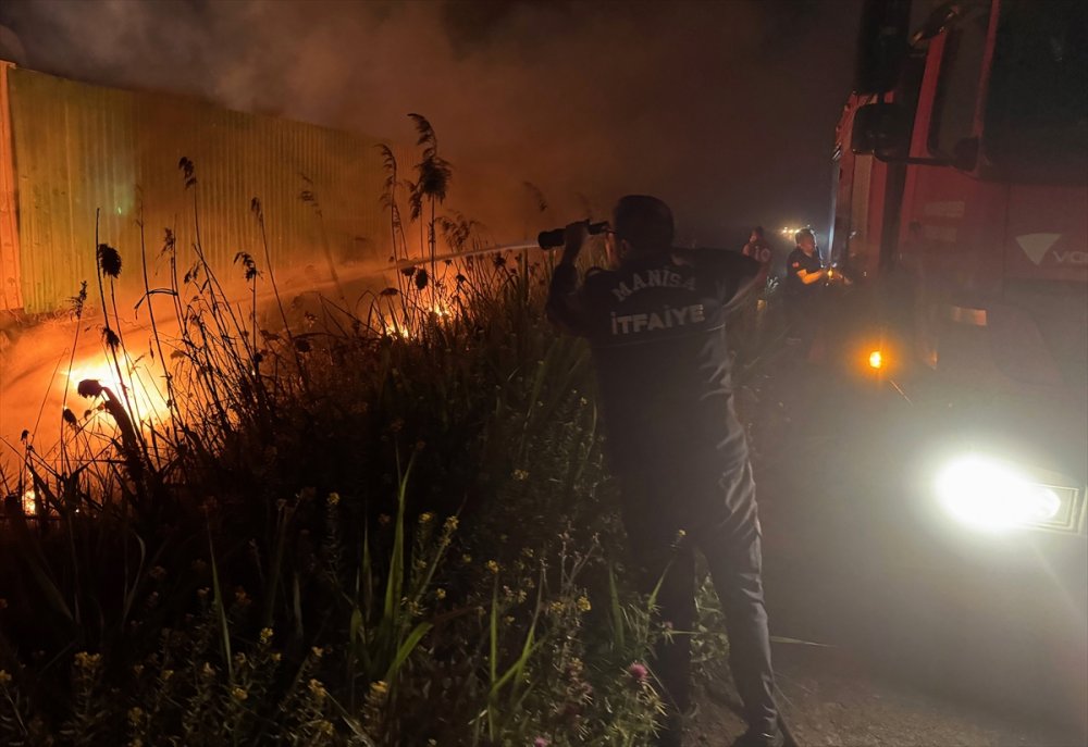 Manisa'nın Yunus Emre İlçesindeki geri dönüşüm tesisinde çıkan yangın söndürüldü
