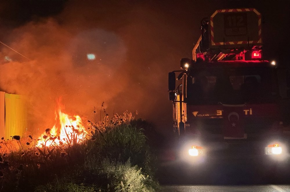 Manisa'nın Yunus Emre İlçesindeki geri dönüşüm tesisinde çıkan yangın söndürüldü