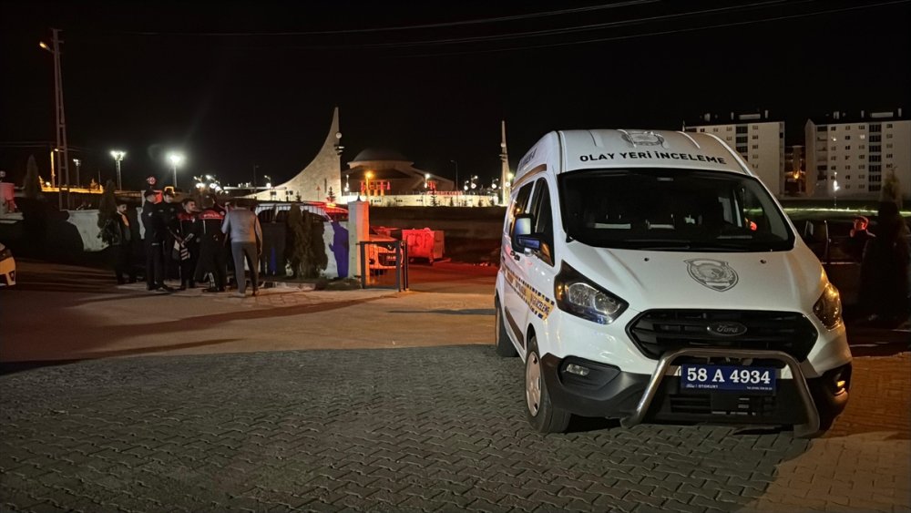 Sivas'ta iki kardeş evlerinde kanlar içinde ölü bulundu