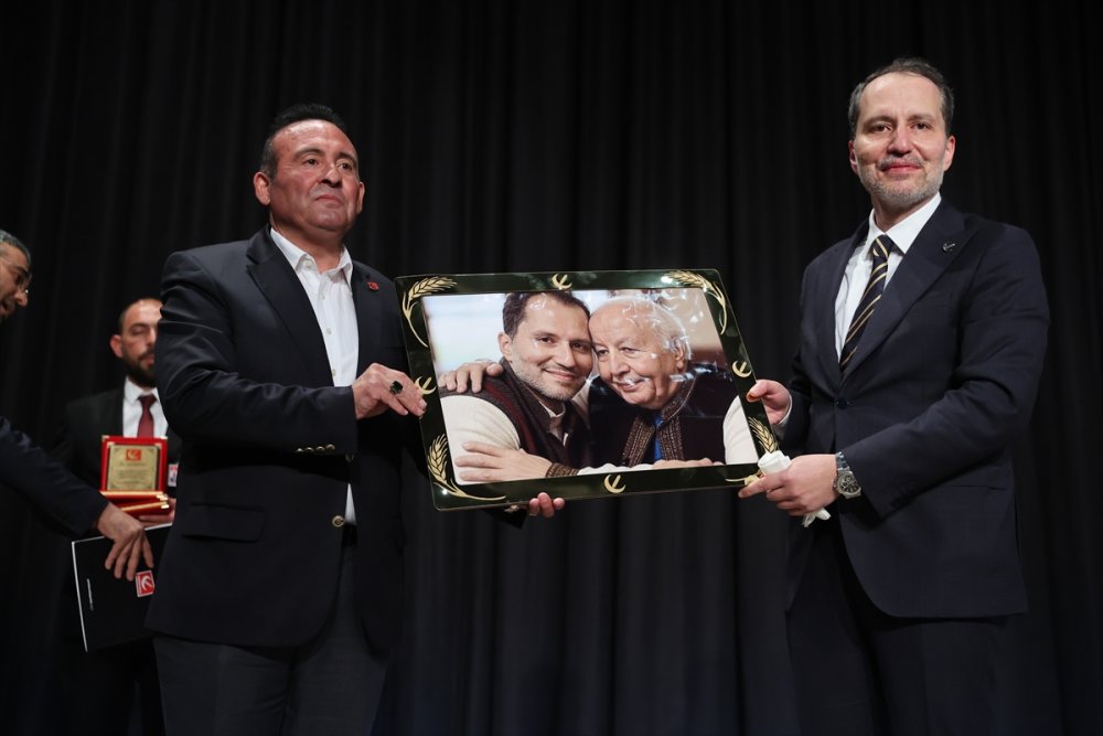 Yeniden Refah Partisi Genel Başkanı Erbakan, Niğde'de “Önce Millet” dedi