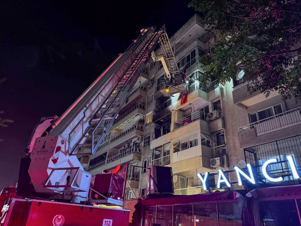 İzmir Bırnova’da apartman dairesinde patlamada 4 kişi yaralandı