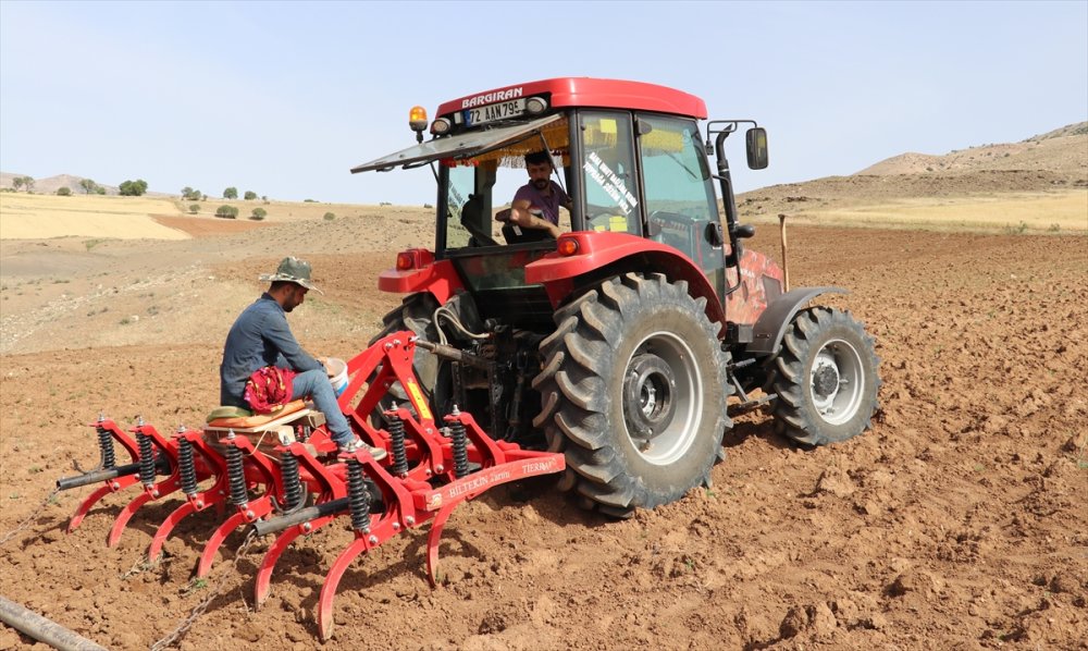 Bereketli Hasat için Batman'da kavun ve karpuz tohumları toprakla buluşturuluyor