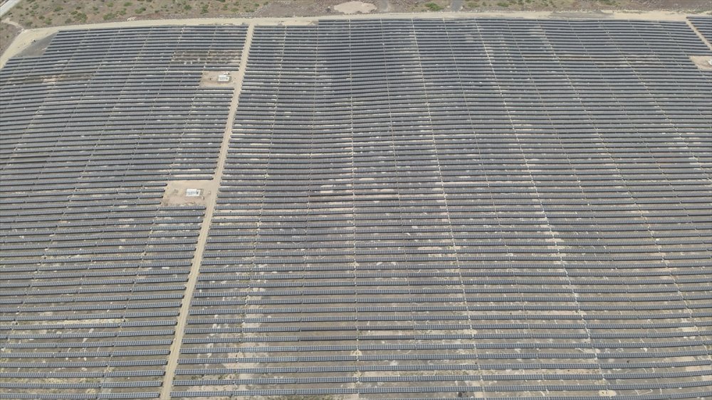 Hatay'ın Erzin İlçesindeki çorak arazi güneş tarlasına dönüştü