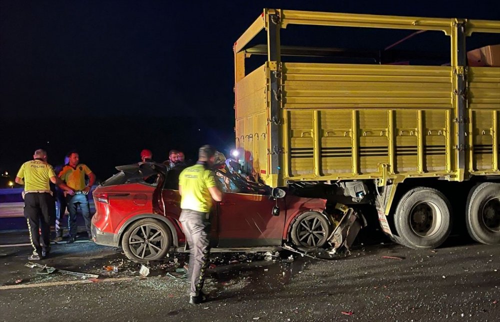 Trafik kazaları hız kesmiyor. Sakarya'da kamyona çarpan aracın sürücüsü öldü