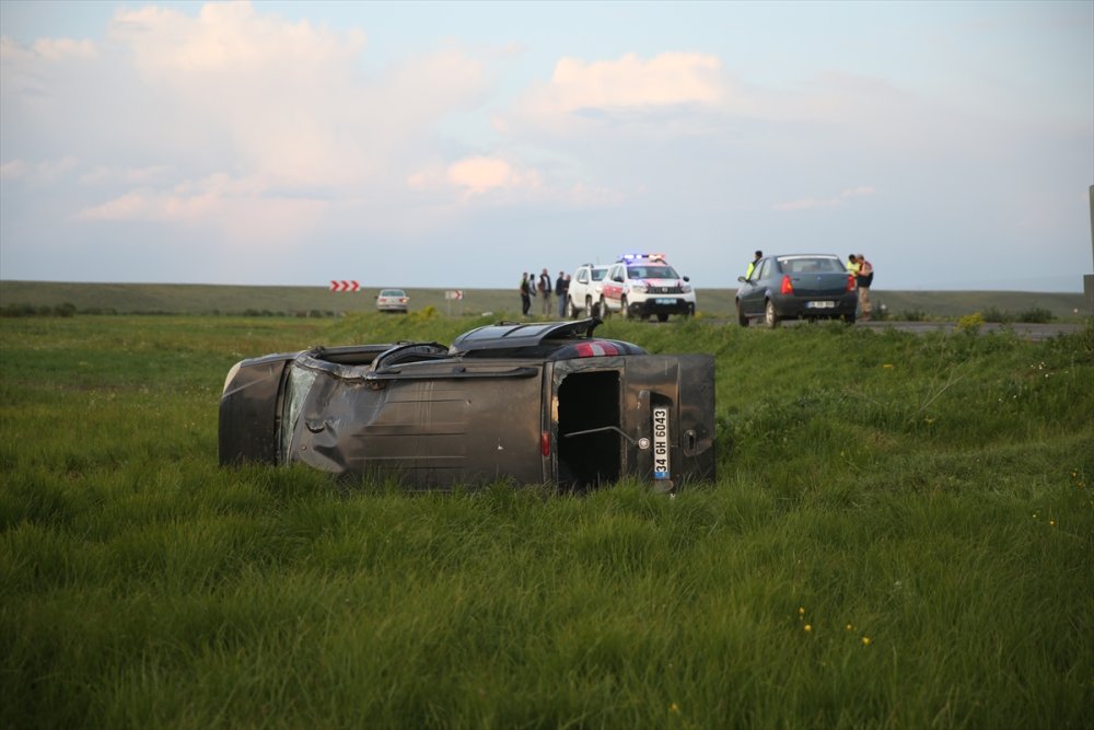 Kazalar durmuyor. Kars'ta şarampole devrilen hafif ticari araçtaki 5 kişi yaralandı