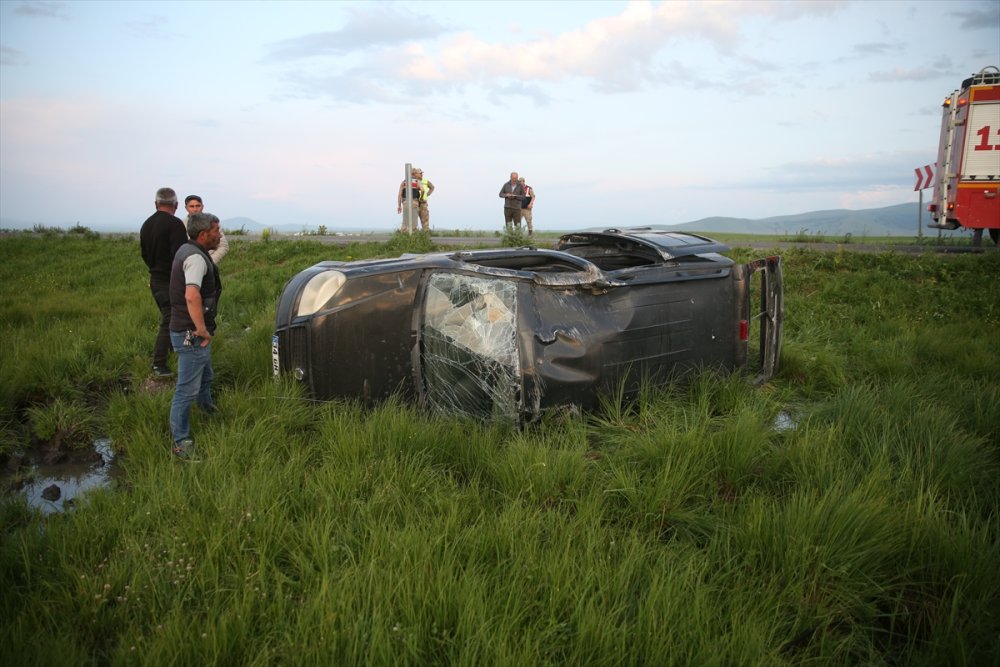 Kazalar durmuyor. Kars'ta şarampole devrilen hafif ticari araçtaki 5 kişi yaralandı