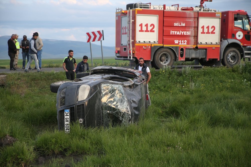 Kazalar durmuyor. Kars'ta şarampole devrilen hafif ticari araçtaki 5 kişi yaralandı