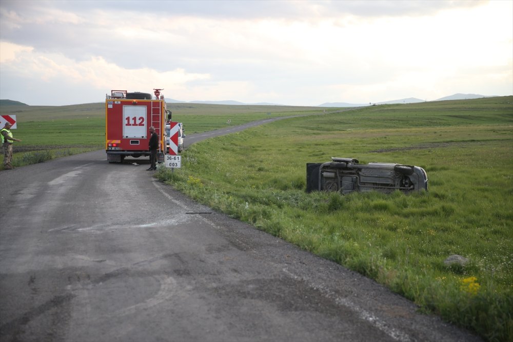 Kazalar durmuyor. Kars'ta şarampole devrilen hafif ticari araçtaki 5 kişi yaralandı