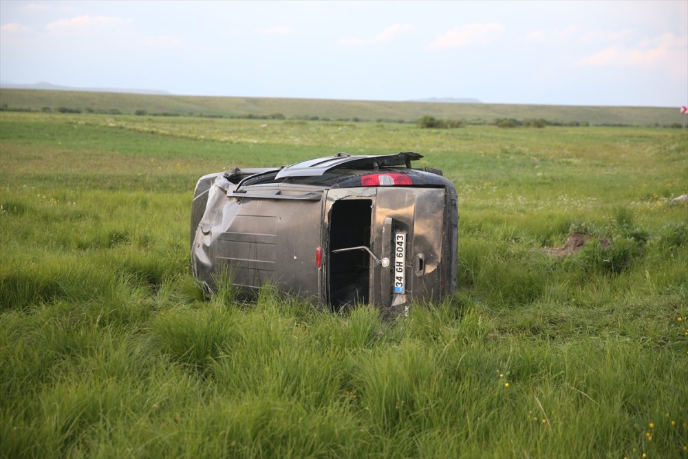 Kazalar durmuyor. Kars'ta şarampole devrilen hafif ticari araçtaki 5 kişi yaralandı