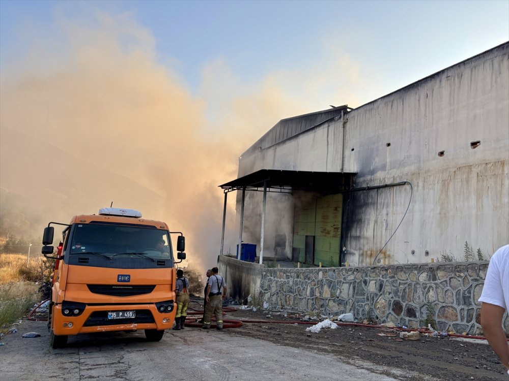 İzmir Karşıyaka’da geri dönüşüm tesisinde çıkan yangın söndürüldü