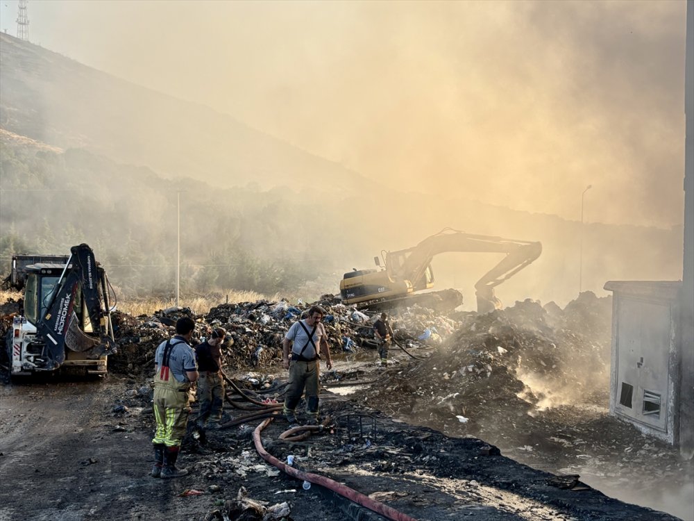 İzmir Karşıyaka’da geri dönüşüm tesisinde çıkan yangın söndürüldü