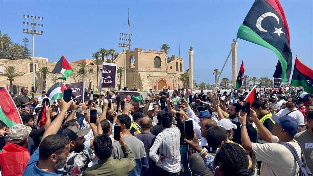 Libyalılar Gazze’ye ilerleyen Mağrib Direniş Konvoyu’nu başkent Trablus’ta coşkuyla karşıladı