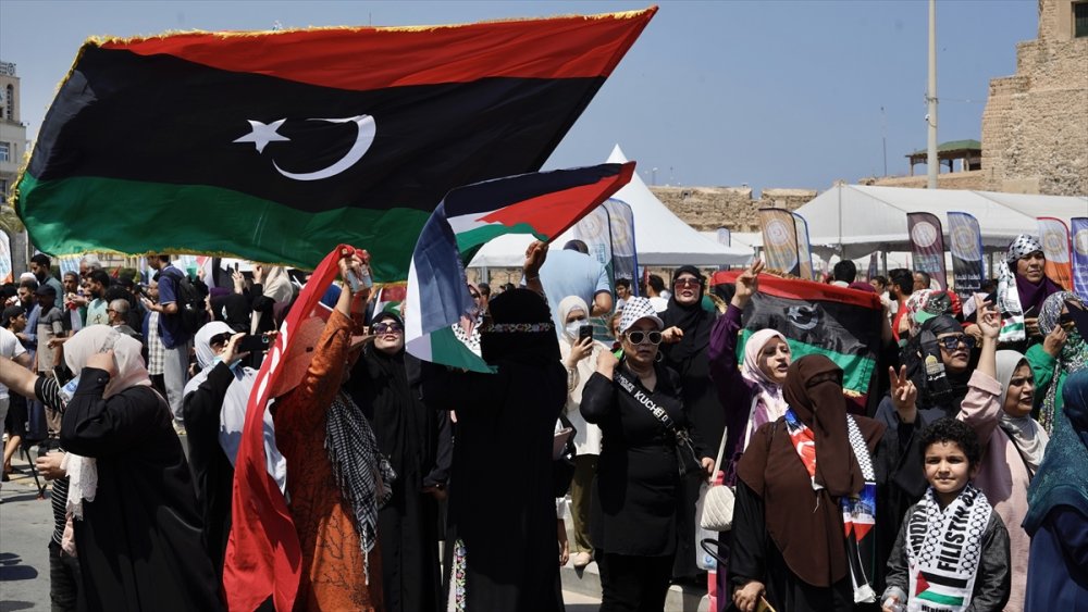 Libyalılar Gazze’ye ilerleyen Mağrib Direniş Konvoyu’nu başkent Trablus’ta coşkuyla karşıladı