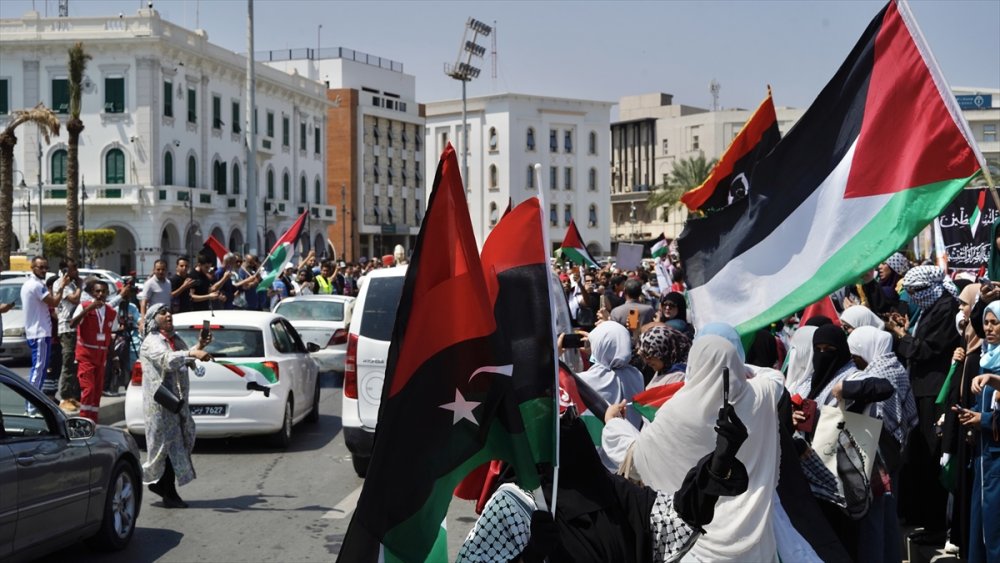 Libyalılar Gazze’ye ilerleyen Mağrib Direniş Konvoyu’nu başkent Trablus’ta coşkuyla karşıladı