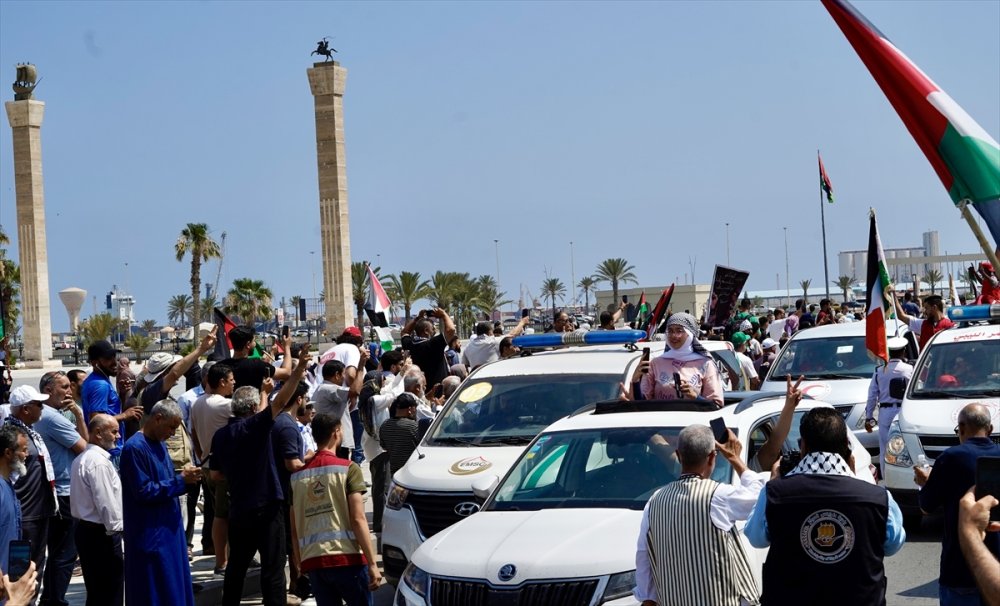 Libyalılar Gazze’ye ilerleyen Mağrib Direniş Konvoyu’nu başkent Trablus’ta coşkuyla karşıladı