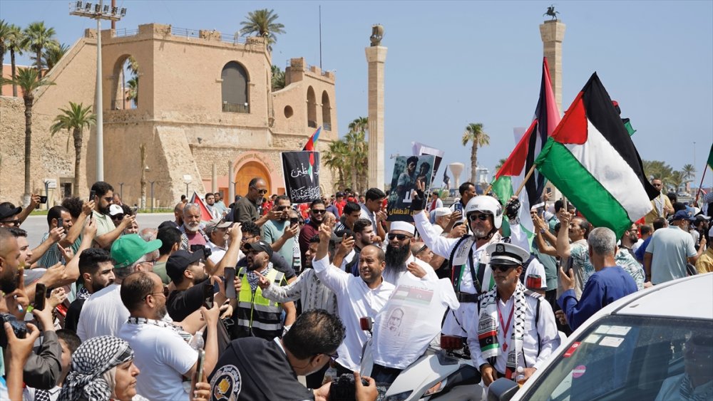 Libyalılar Gazze’ye ilerleyen Mağrib Direniş Konvoyu’nu başkent Trablus’ta coşkuyla karşıladı