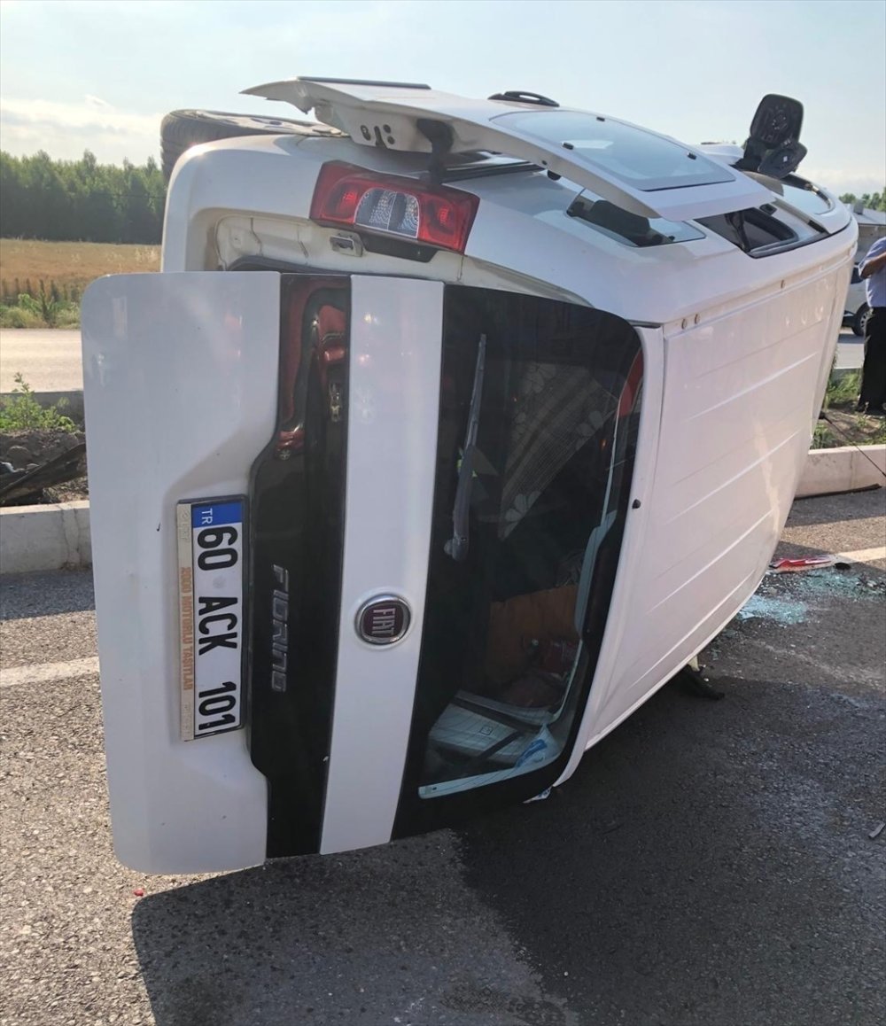 Niksar’da devrilen hafif ticari araçtaki 4 kişi yaralandı