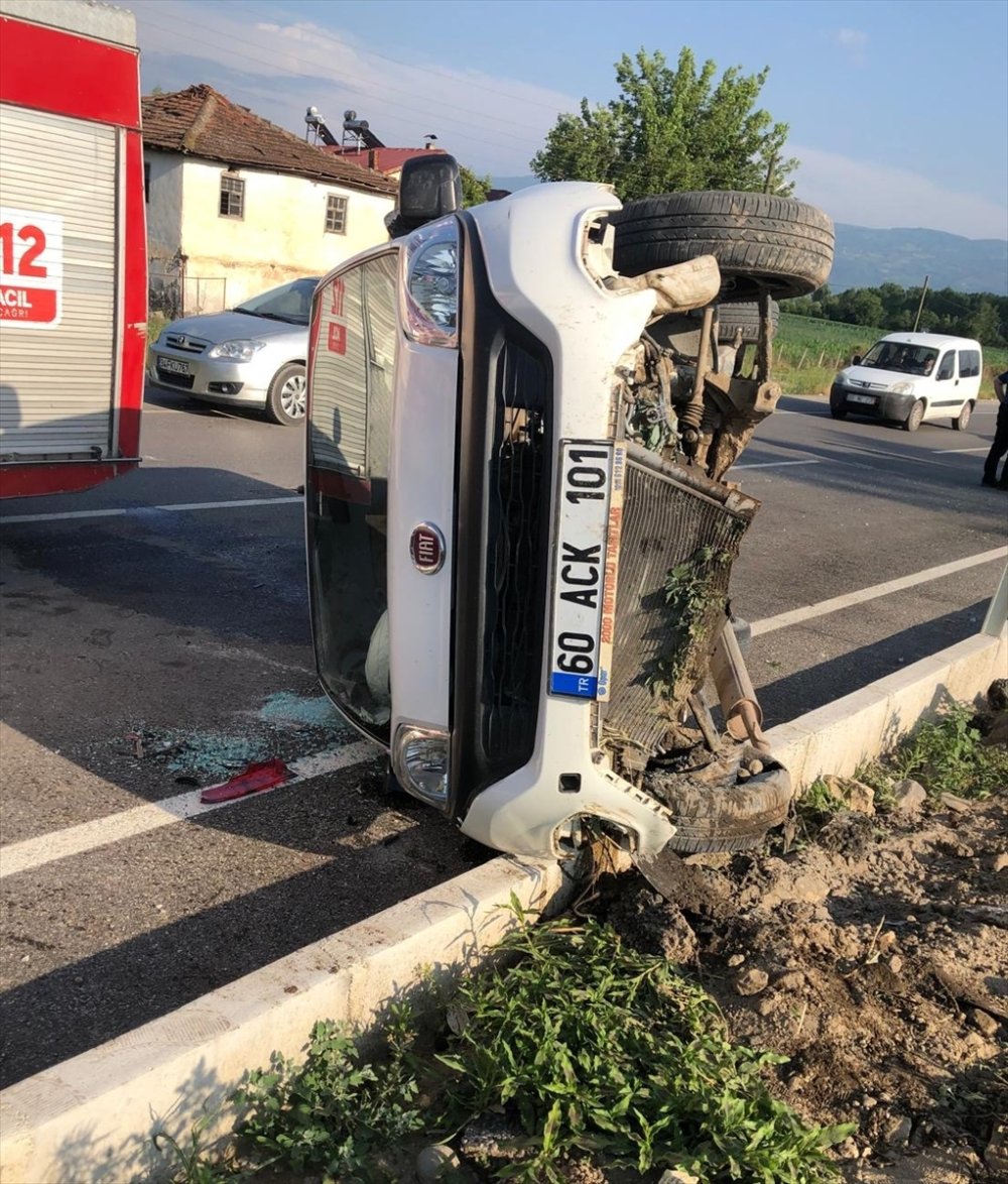 Niksar’da devrilen hafif ticari araçtaki 4 kişi yaralandı