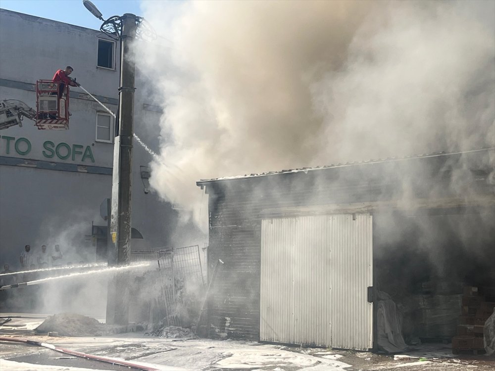 İnegöl’de mobilya fabrikasının bahçesinde çıkan yangın söndürüldü