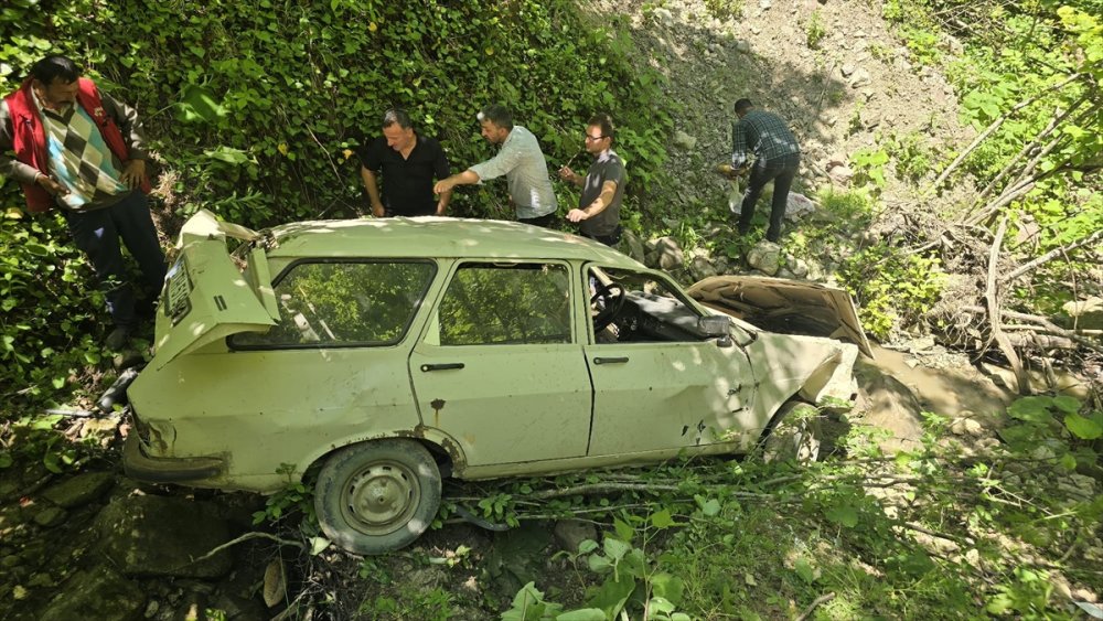 Zonguldak Alaplı’da şarampole devrilen otomobildeki 3 kişi yaralandı