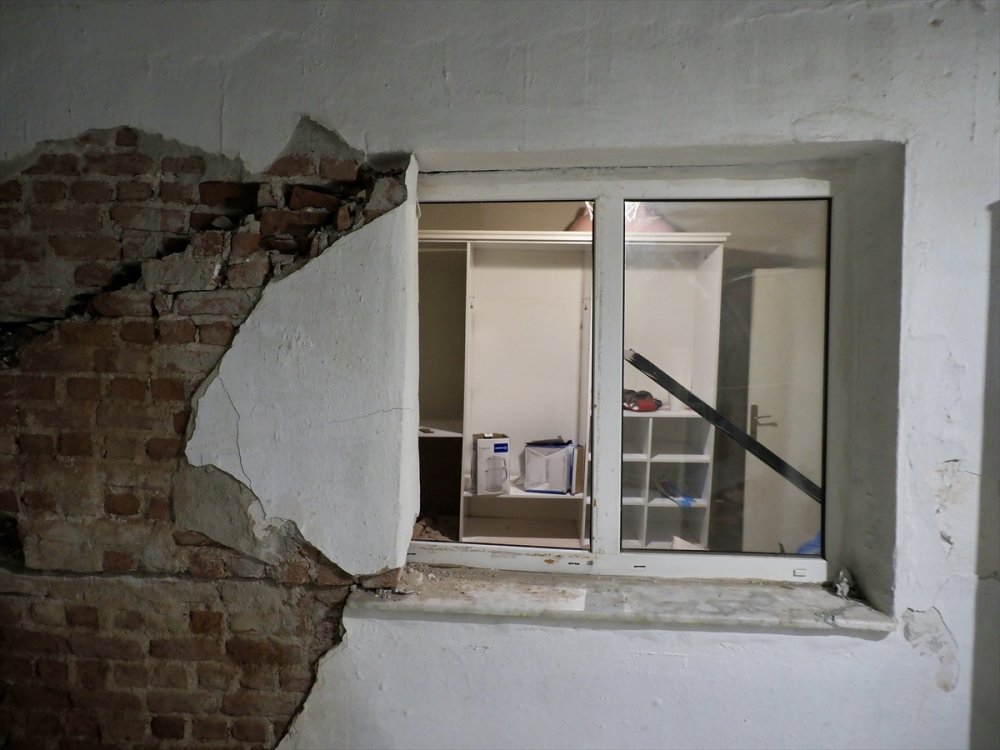 İzmir Buca’da tünel inşaatı nedeniyle evin duvarı yıkıldı