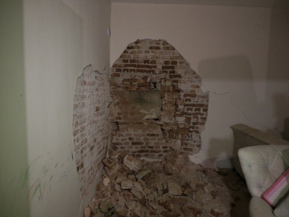 İzmir Buca’da tünel inşaatı nedeniyle evin duvarı yıkıldı