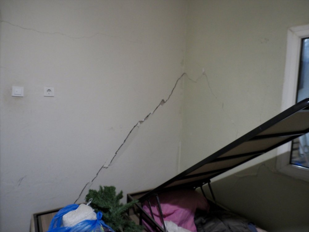 İzmir Buca’da tünel inşaatı nedeniyle evin duvarı yıkıldı