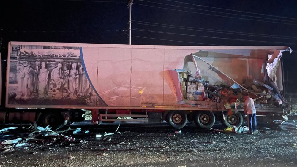 Sakarya' Pamukova’da yolcu otobüsünün tıra çarpması sonucu 12 kişi yaralandı