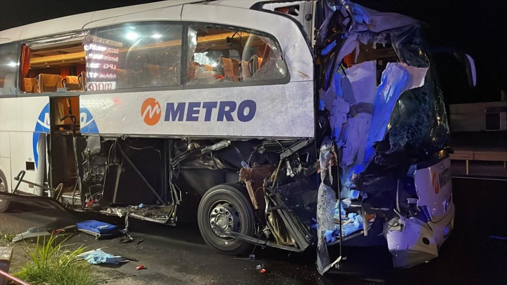 Sakarya' Pamukova’da yolcu otobüsünün tıra çarpması sonucu 12 kişi yaralandı