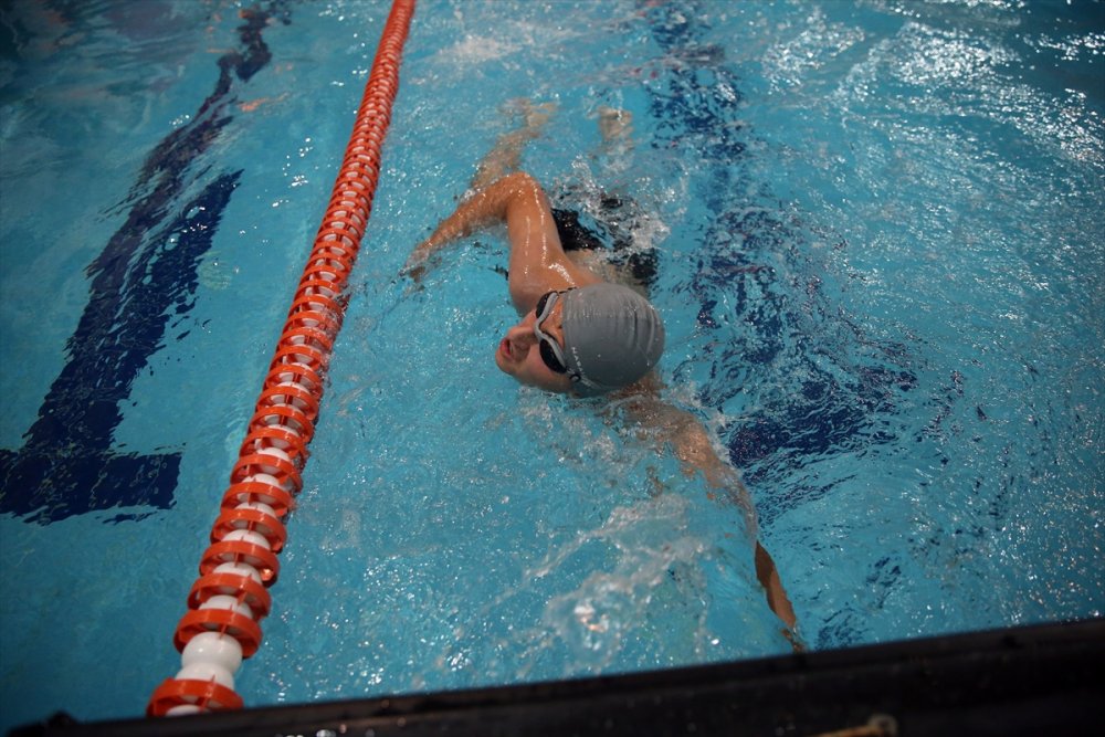 Her hafta 60 kilometre katedip antrenmana katılan engelli yüzücü, Türkiye şampiyonu oldu