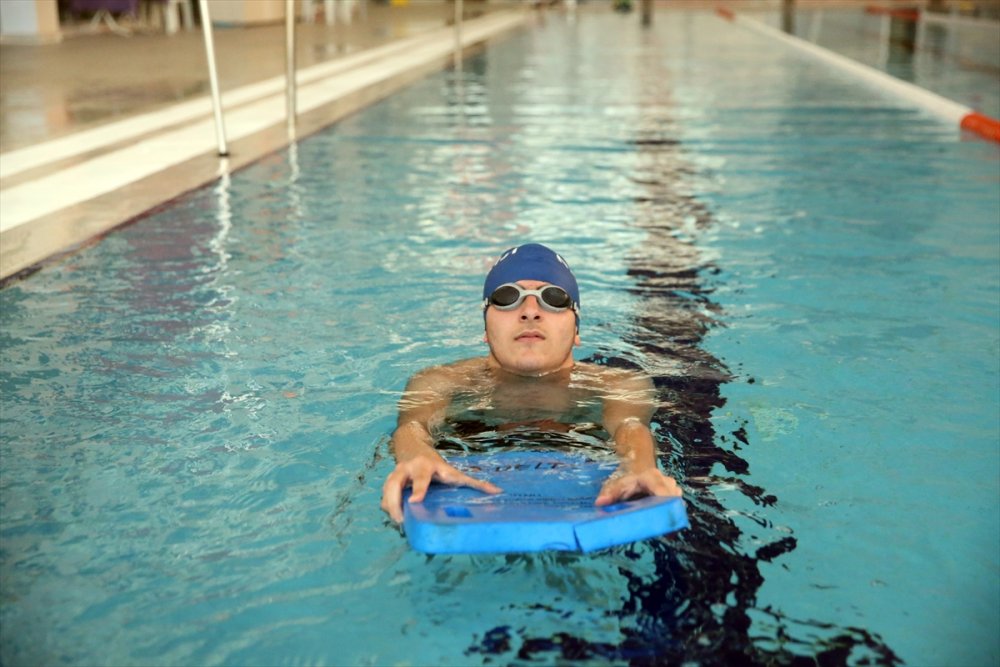 Her hafta 60 kilometre katedip antrenmana katılan engelli yüzücü, Türkiye şampiyonu oldu