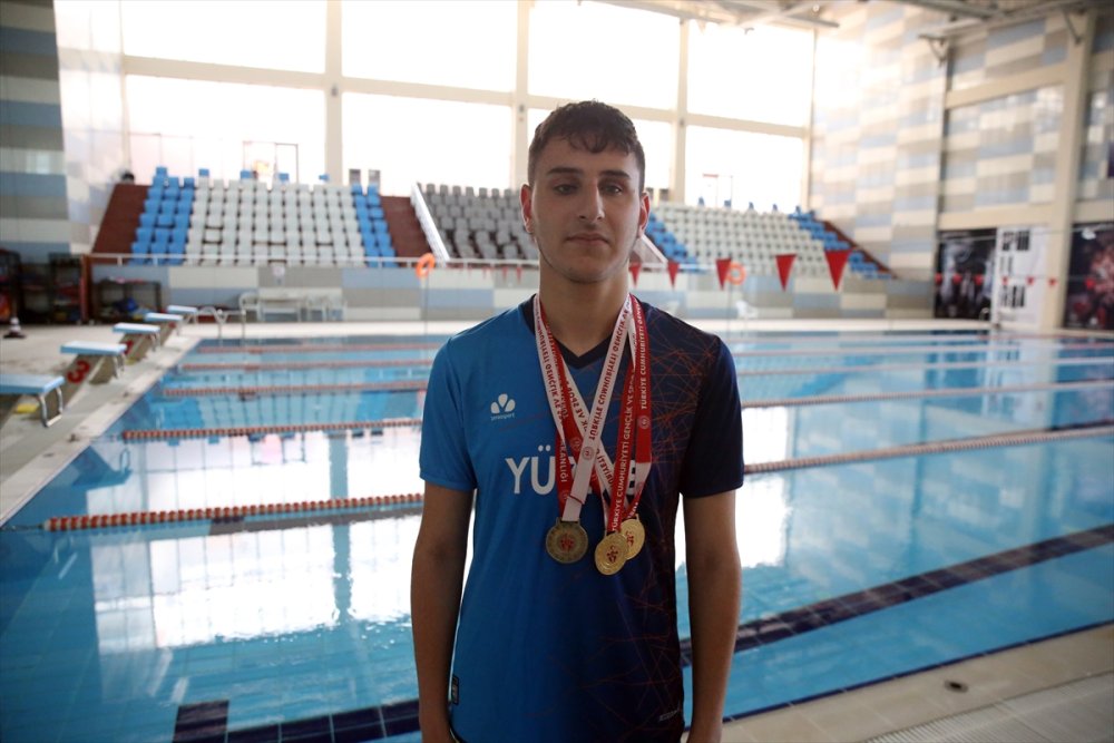 Her hafta 60 kilometre katedip antrenmana katılan engelli yüzücü, Türkiye şampiyonu oldu