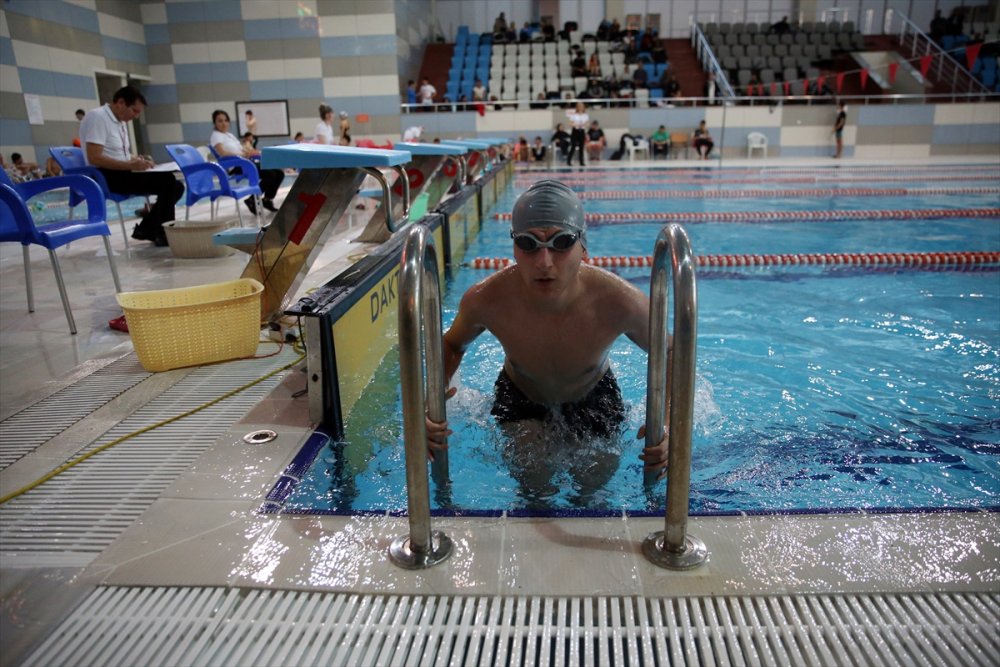 Her hafta 60 kilometre katedip antrenmana katılan engelli yüzücü, Türkiye şampiyonu oldu