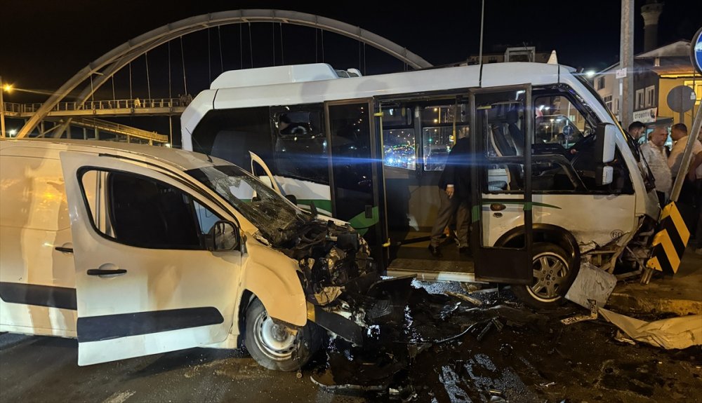 Rize'de minibüs ile hafif ticari aracın çarpıştığı kazada 10 kişi yaralandı
