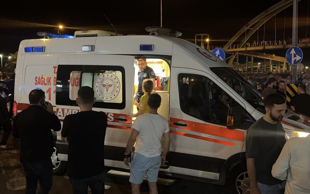 Rize'de minibüs ile hafif ticari aracın çarpıştığı kazada 10 kişi yaralandı