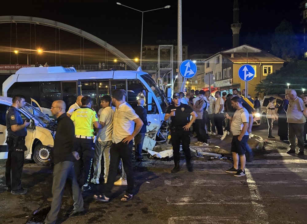 Rize'de minibüs ile hafif ticari aracın çarpıştığı kazada 10 kişi yaralandı