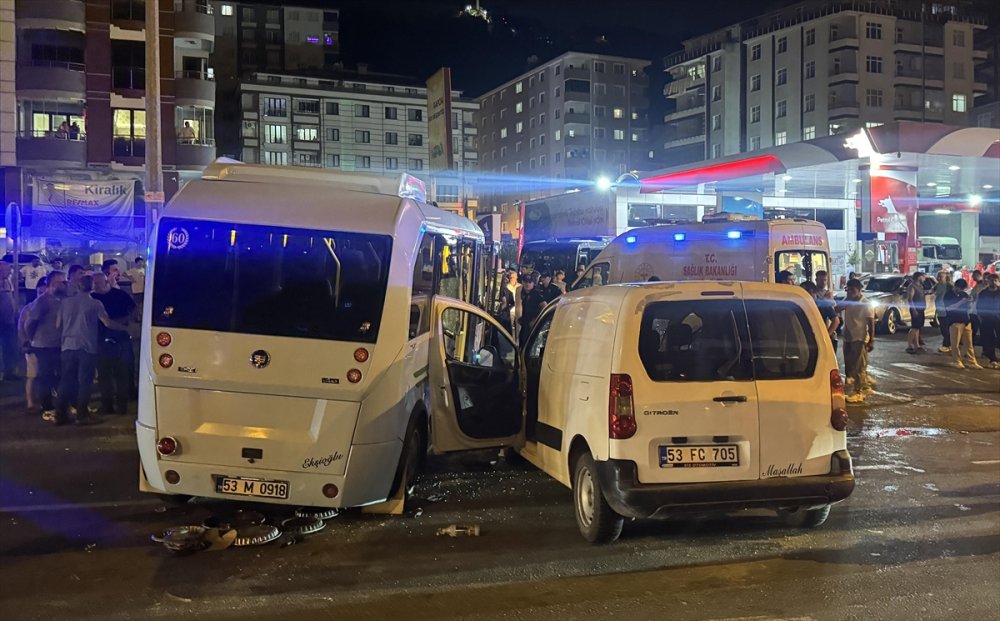 Rize'de minibüs ile hafif ticari aracın çarpıştığı kazada 10 kişi yaralandı