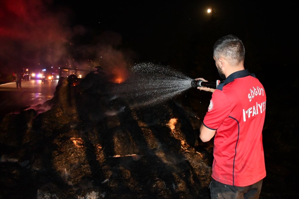 Bilecik Söğüt’te seyir halindeki traktörün römorkundaki saman balyaları yandı