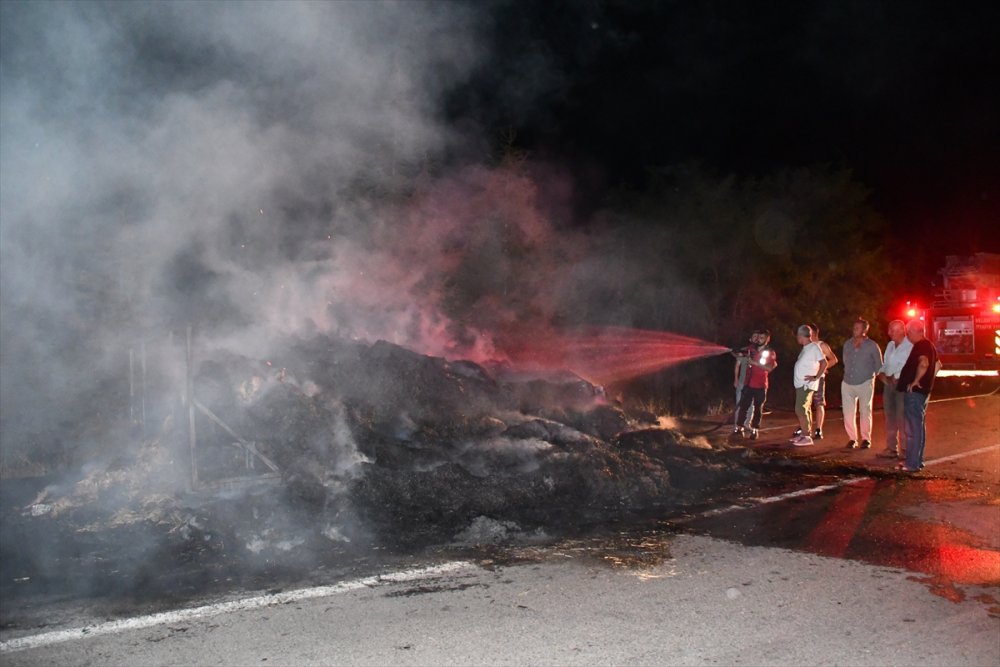 Bilecik Söğüt’te seyir halindeki traktörün römorkundaki saman balyaları yandı
