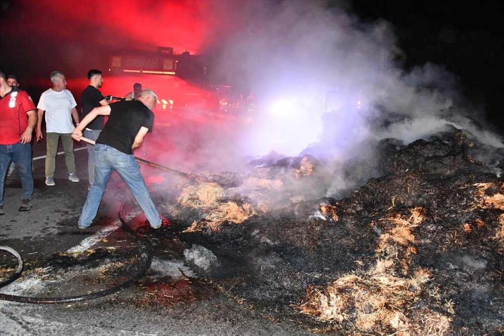 Bilecik Söğüt’te seyir halindeki traktörün römorkundaki saman balyaları yandı