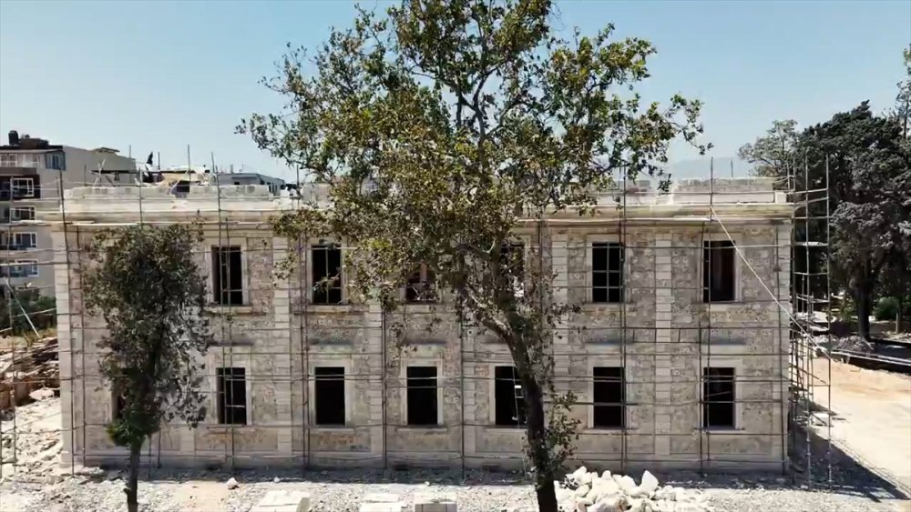 Hatay Valisi Mustafa Masatlı, restorasyonu süren tarihi valilik binası ve konutunda incelemelerde bulundu