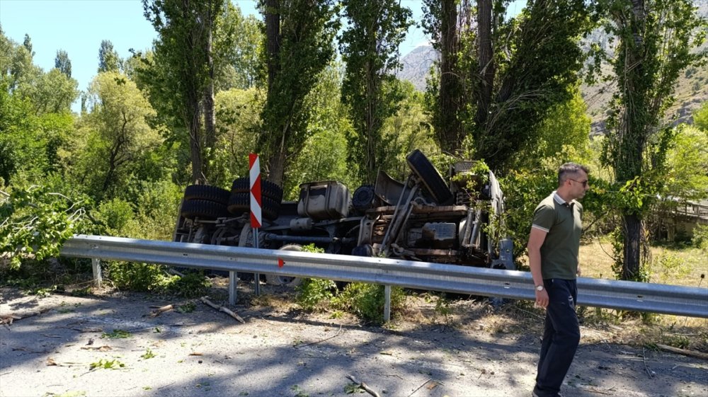 Erzurum İspir’de devrilen kamyonunun sürücüsü öldü