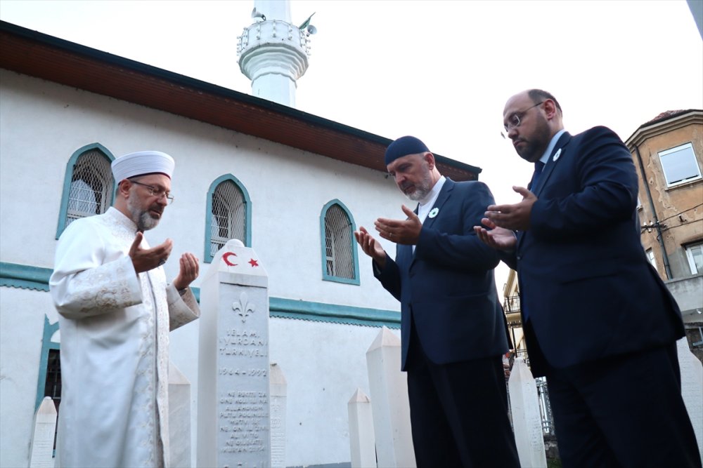Diyanet İşleri Başkanı Ali Erbaş, Bosna Hersek'te şehit olan Selami Yurdan'ın kabrini ziyaret etti