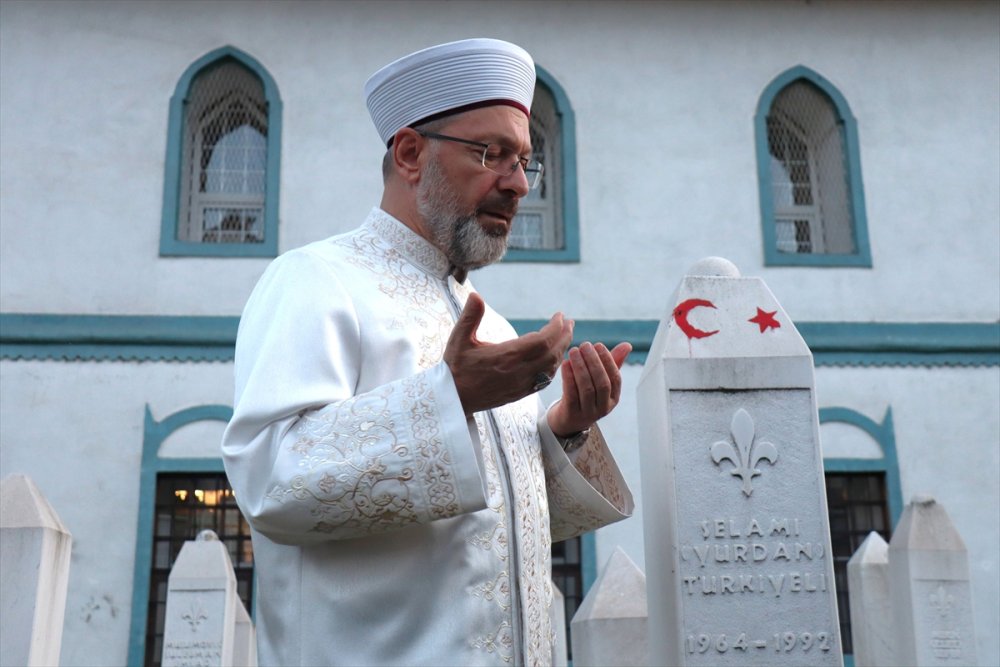 Diyanet İşleri Başkanı Ali Erbaş, Bosna Hersek'te şehit olan Selami Yurdan'ın kabrini ziyaret etti