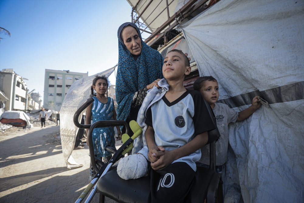 Yardım dağıtım noktasına giderken İsrail saldırısında ayağını kaybeden Gazzeli çocuk, eski günlerin özlemiyle yaşıyor